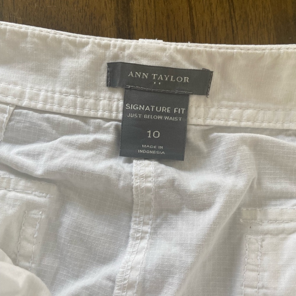 Anne Taylor Signature Fit White Cargo Capris - Picture 9 of 10